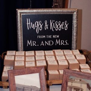 WEDDING SIGNS: hugs and kisses